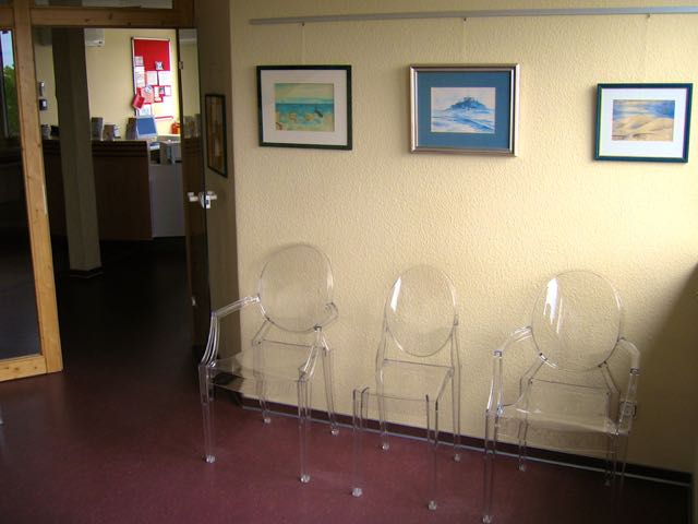 Wartezimmer mit Philippe Starck Stühlen 